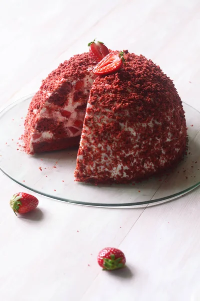 Bolo de cúpula de veludo vermelho com morangos — Fotografia de Stock