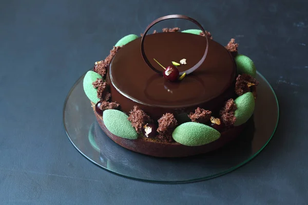 Çağdaş çikolata, kiraz ve fıstık Mousse Kek katmanlı 