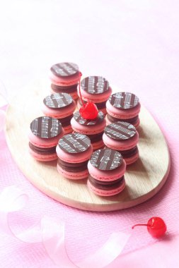 Pembe Macarons dolu çikolata Ganache ve kiraz Confit