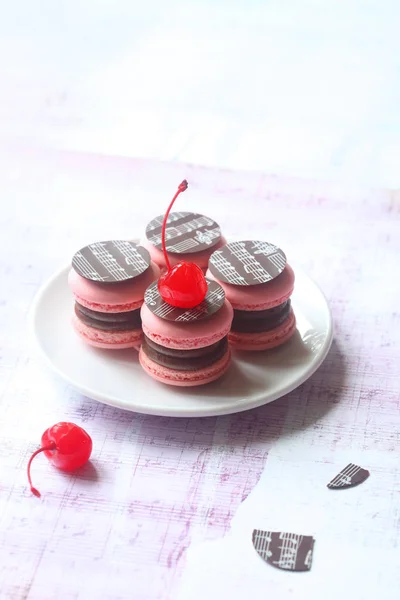Plněné čokoládové Ganache a Konfitované Cherry Pink Macarons — Stock fotografie