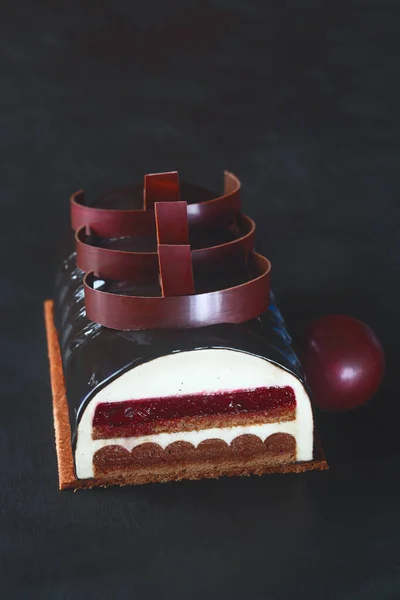 Współczesny wiśnia mus czekoladowy tort — Zdjęcie stockowe