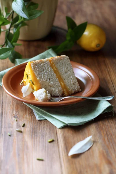 Pedaço de bolo de comida Angel com coalhada de limão — Fotografia de Stock