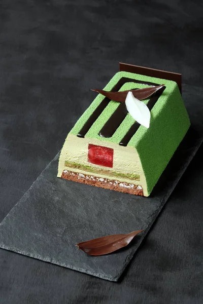 Zeitgenössischer Moussekuchen aus grünem Tee — Stockfoto