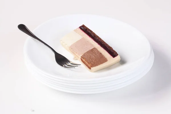 Hedendaagse drie chocolade Mousse Cake — Stockfoto