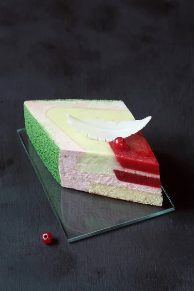 Stück zeitgenössischer Erdbeer-Basilikum-Limetten-Mousse-Kuchen — Stockfoto