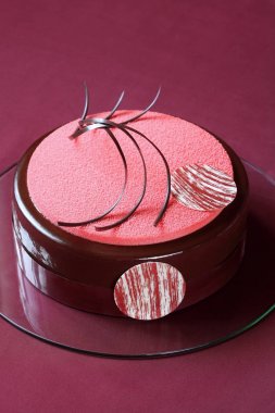 Çok katmanlı çikolata ahududu Mousse Kek