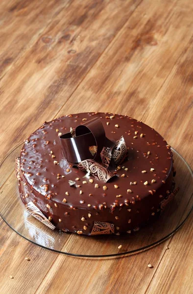 Choklad Hasselnöt Mousse Tårta Täckt Med Choklad Glasyr Och Dekorerad — Stockfoto