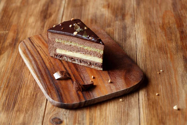 Bit Lager Choklad Hasselnöt Mousse Tårta Täckt Med Choklad Glasyr — Stockfoto