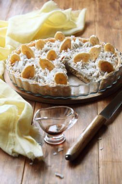 Vegan Hindistan cevizi Banana Tart ahşap masa üzerinde yuvarlak ahşap tahta üzerinde