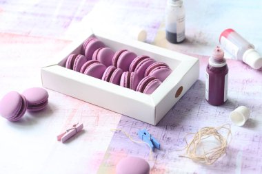 Mor Macarons çikolata Siyah frenk üzümü doldurma ile küçük bir beyaz kutusunda, açık renkli.