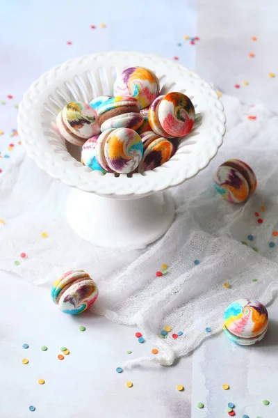 Macarons Arcobaleno Con Ripieno Cioccolato Latte Vaso Fondo Azzurro — Foto Stock