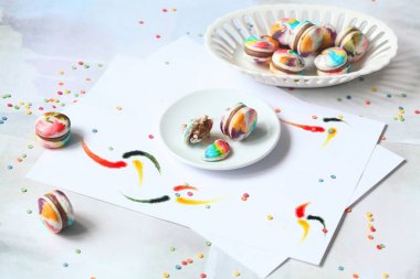 Gökkuşağı Macarons sütlü çikolata Dolum, açık mavi renkli tarih ile.