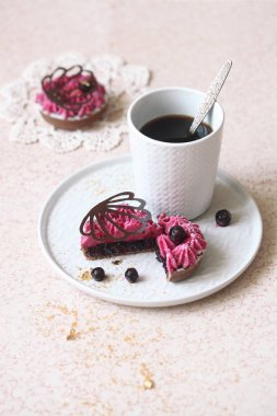 Çikolata ve Çikolata fan, açık renkli dekore Siyah frenk üzümü Mini turta.