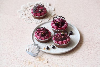 Çikolata ve Çikolata fan, açık renkli dekore Siyah frenk üzümü Mini turta.