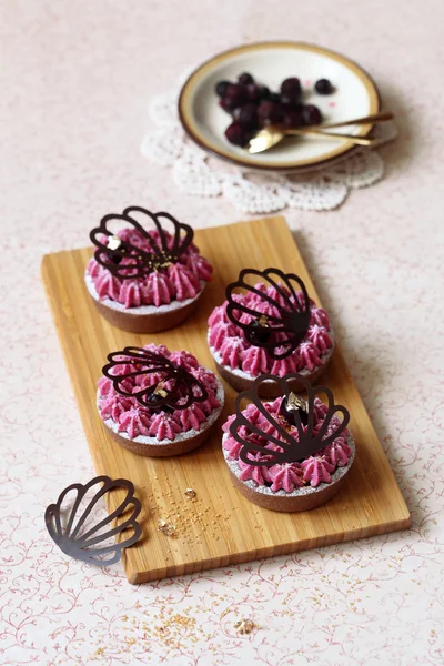 Mini Tartas Chocolate Grosella Negra Decoradas Con Abanico Chocolate Sobre —  Fotos de Stock