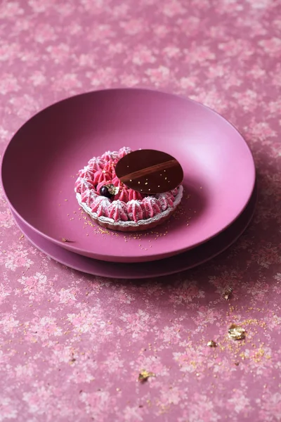 Çikolata Çikolata Diskler Mor Plaka Çiçek Arka Plan Üzerinde Siyah — Stok fotoğraf