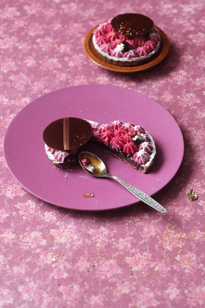 Čokoláda Černého Rybízu Mini Dortík Čokoládovou Disků Fialovou Desku Květinové — Stock fotografie