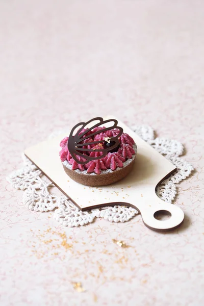 Mini Tarta Chocolate Grosella Negra Decorada Con Abanico Chocolate Sobre —  Fotos de Stock