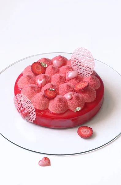 Tarta Mousse Fresa Contemporánea Cubierta Con Spray Terciopelo Rojo Esmalte —  Fotos de Stock