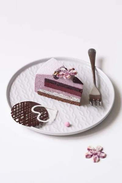 ブルーベリー バイオレット ムース ケーキ ベルベット スプレーで覆われ 白い背景の上のチョコレートの要素で飾られました — ストック写真