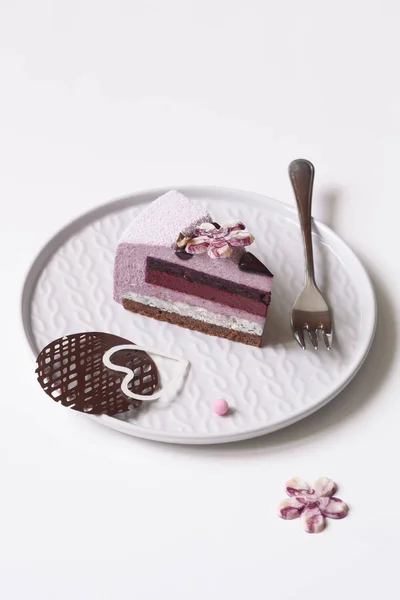 Stuk Van Blueberry Violet Mousse Taart Bedekt Met Fluweel Spray — Stockfoto