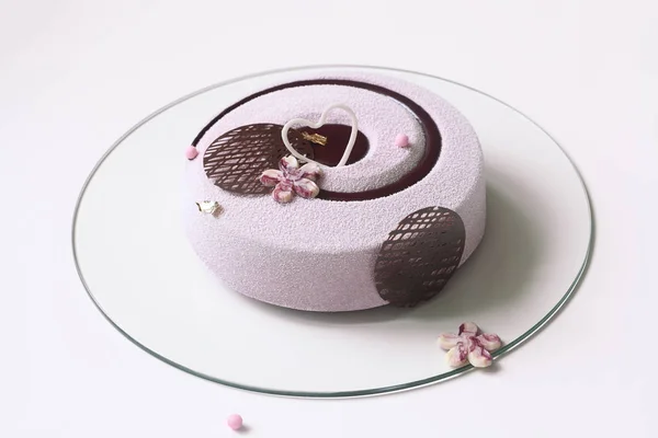 블루베리 바이올렛 케이크와 초콜릿 바탕에 스프레이 — 스톡 사진