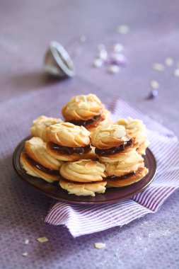 Açık mor arka planda, Çikolata Doldurulmuş Sandviç Kurabiyeleri.