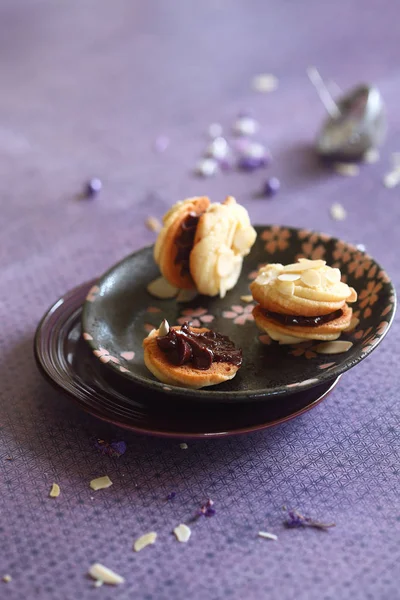 Sandwich Cookies Med Choklad Fyllning Ljus Lila Bakgrund — Stockfoto