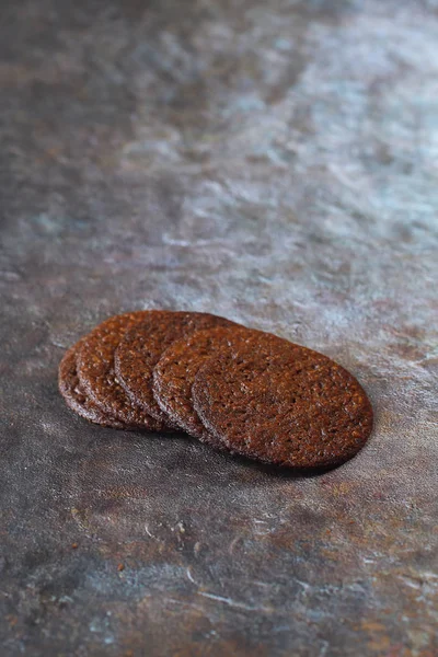 薄而脆 圆圆的巧克力饼干 深色背景 — 图库照片