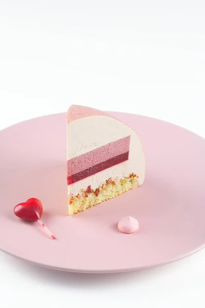 Hedendaagse Ruby Chocolate Dome Mousse Cake Bedekt Met Robijn Fluwelen — Stockfoto
