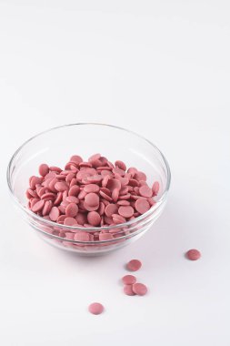 Ruby Chocolate Callets, şeffaf bir kasede, beyaz arka planda..