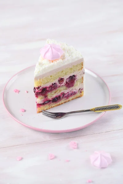 Cherry Layer Cake Versierd Met Fijne Kokosvlokken Gekleurde Meringue Koekjes — Stockfoto