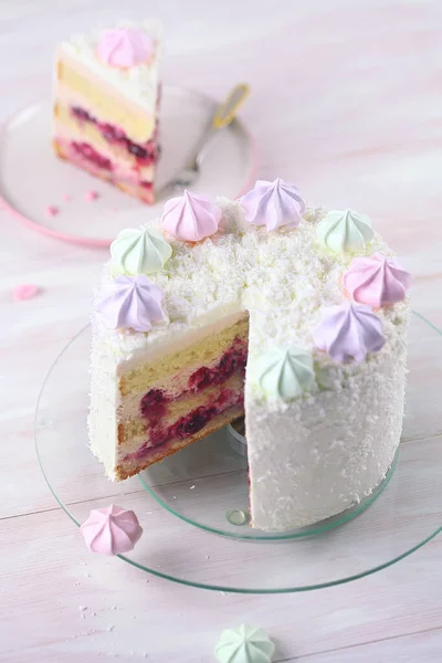 Cherry Layer Cake Versierd Met Fijne Kokosvlokken Gekleurde Meringue Koekjes — Stockfoto
