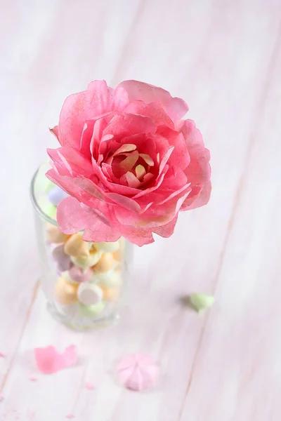 Papier Wafer Flower Różowy Piwonia Kolorowe Bezy Ciasteczka Białym Drewnianym — Zdjęcie stockowe