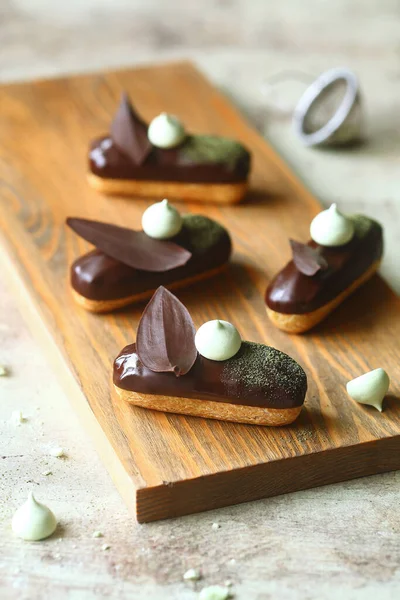 Tradiční Francouzské Eclairs Naplněné Matcha Tea Pastry Cream Zakončené Čokoládovou — Stock fotografie
