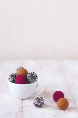 Ev yapımı çikolatalı trüf mantarı dondurulmuş pitahaya, kakao tozu, toprak badem ve hindistan cevizi gevreği..