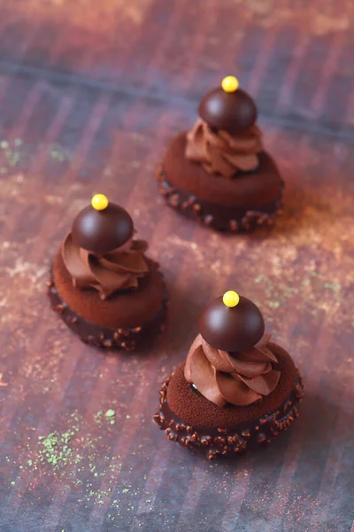 Mini Bolos Mousse Chocolate Contemporâneo Com Inserto Creme Chá Verde — Fotografia de Stock
