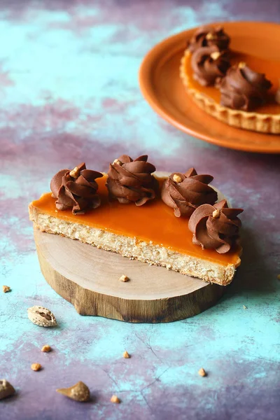 Crostata Mandorle Con Gelatina Albicocche Ganache Cioccolato Montate Una Tavola — Foto Stock