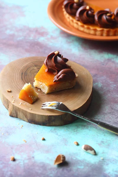 Tarta Almendras Con Gelatina Albaricoque Ganache Chocolate Batido Sobre Una — Foto de Stock