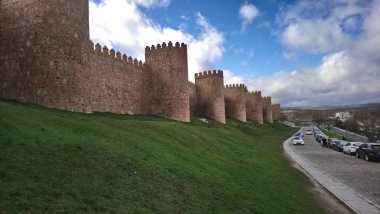 Avila. İspanya. Renkli çimenler ve gökyüzü ile antik duvarlara bak