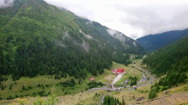 Romanya, Karpatlar 'ın dağ manzarası. güzel doğa.
