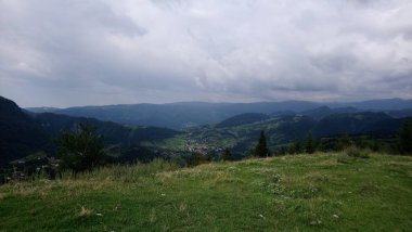 Romanya, Karpatlar 'ın dağ manzarası. güzel doğa.