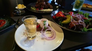 Tabak et ve bir bardak alkol..