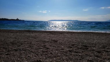 Hırvatistan. Makarska Riviera. Sahilden deniz ve adanın muhteşem manzarası