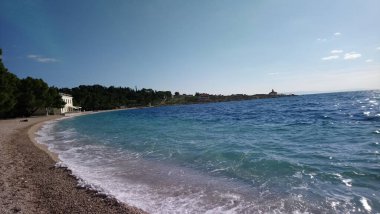 Hırvatistan. Makarska Riviera. Ağaçları ve dağları olan güzel ve renkli bir sahil.