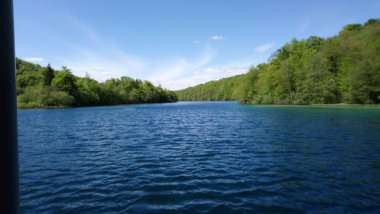 Hırvatistan. Plitvice Gölleri. Etrafı dağlarla çevrili güzel bir göl. Olağanüstü doğa ve renklere sahip ulusal park.