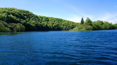 Hırvatistan. Plitvice Gölleri. Etrafı dağlarla çevrili güzel bir göl. Olağanüstü doğa ve renklere sahip ulusal park.