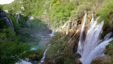 Hırvatistan. Plitvice Gölleri. Ormanın içindeki güzel şelaleler ve göller. Renkli su ve doğa. Suyun gücü