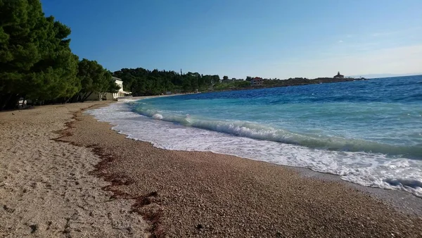 Croacia Makarska Riviera Hermosa Colorida Playa Con Árboles Montañas — Foto de Stock