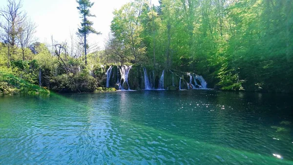 Horvátország Plitvicei Tavak Gyönyörű Vízesések Tavak Erdőben Színes Víz Természet — Stock Fotó
